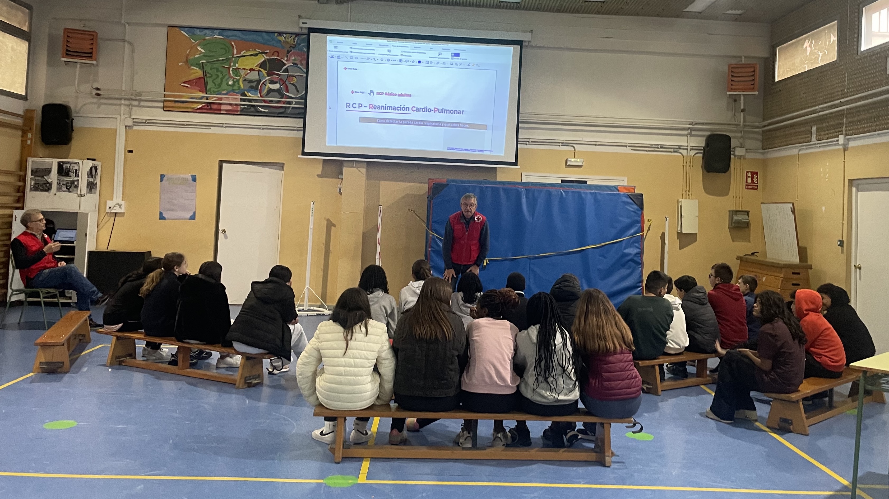 Cruz Roja realiza un taller de primeros auxilios en 1º de la ESO